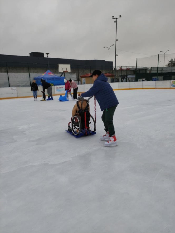 Osoby jeżdżące na wózkach mogą korzystać z łomżyńskiego lodowiska! MOSiR kupił specjalny sprzęt