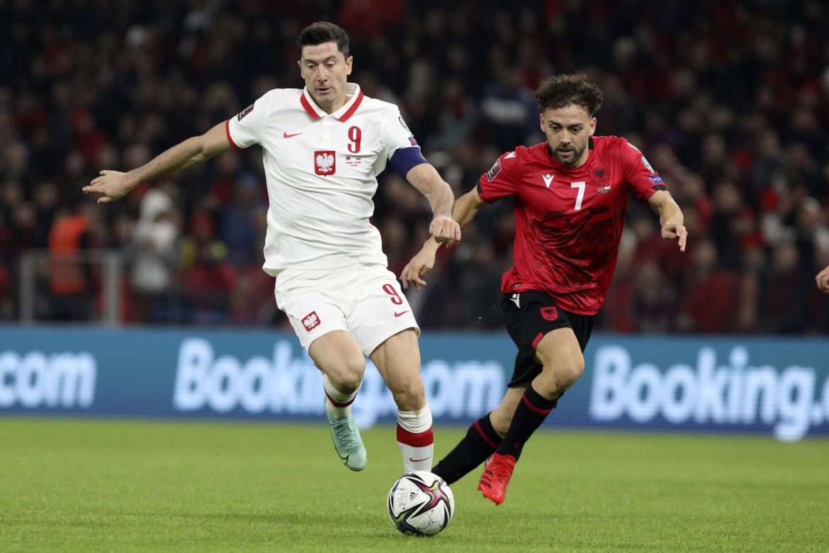 Robert Lewandowski na spacerze z rodziną