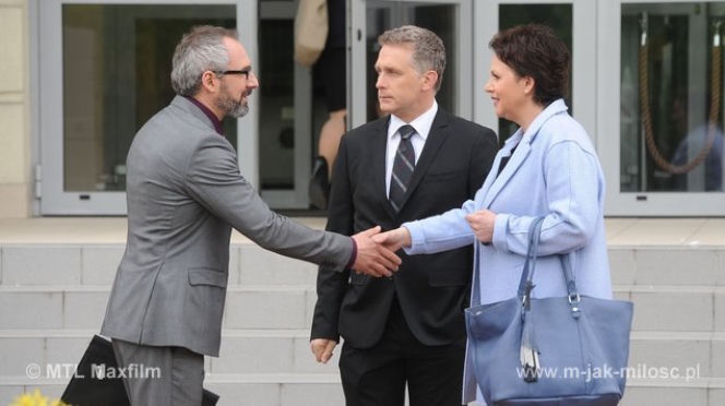 M jak miłość odc. 1153. Artur (Robert Moskwa), Marysia (Małgorzata Pieńkowska), Adam Werner (Jacek Kopczyński)