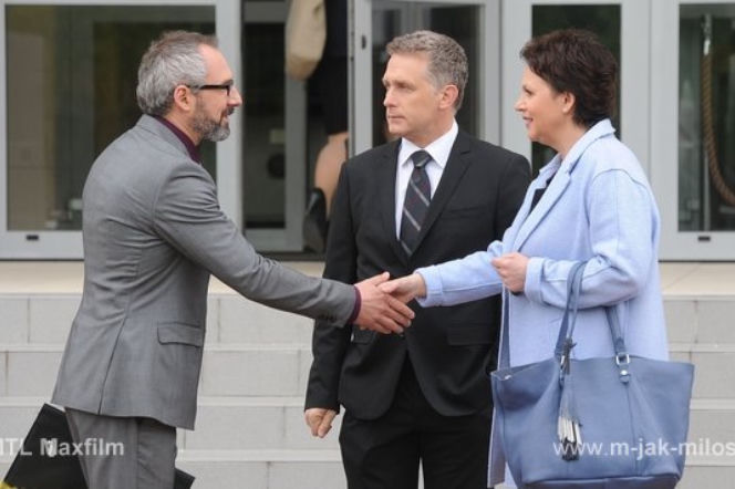 M jak miłość odc. 1153. Artur (Robert Moskwa), Marysia (Małgorzata Pieńkowska), Adam Werner (Jacek Kopczyński)