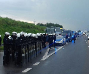To miał być NAJAZD KIBOLI DINAMA na Warszawę? Policjanci zatrzymali trzy autokary!