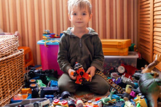 Dziecko ma za dużo zabawek? Ta prosta zasada może odmienić waszą zabawę