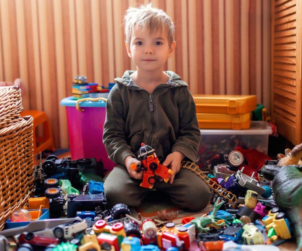 Dziecko ma za dużo zabawek? Ta prosta zasada może odmienić zabawę