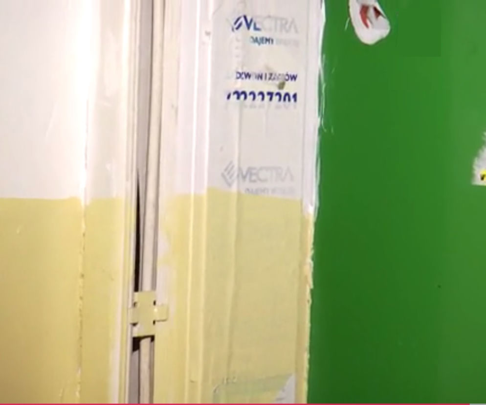 Remont klatki schodowej w bloku na Rembielińskiej pozostawia wiele do życzenia