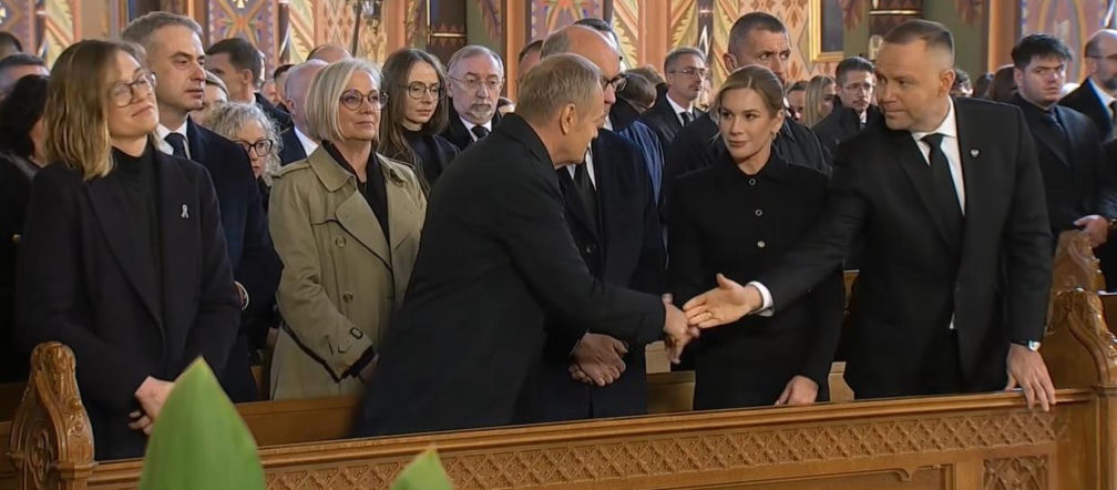 Gdy ludzie przekazywali sobie znak pokoju kamery pokazały Tuska i Nawrockiego. Tak s…