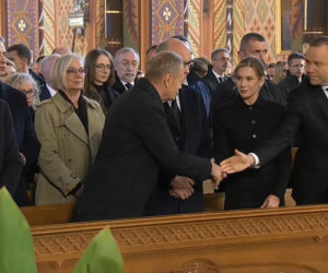 Gdy ludzie przekazywali sobie znak pokoju kamery pokazały Tuska i Nawrockiego. Tak się zachowali 