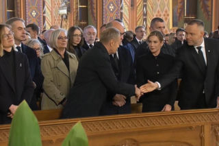 Gdy ludzie przekazywali sobie znak pokoju kamery pokazały Tuska i Nawrockiego. Tak się zachowali 