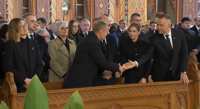 Gdy ludzie przekazywali sobie znak pokoju kamery pokazały Tuska i Nawrockiego. Tak s…