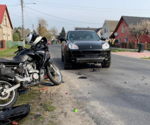 Motocyklista zderzył się z Porsche Cayenne 