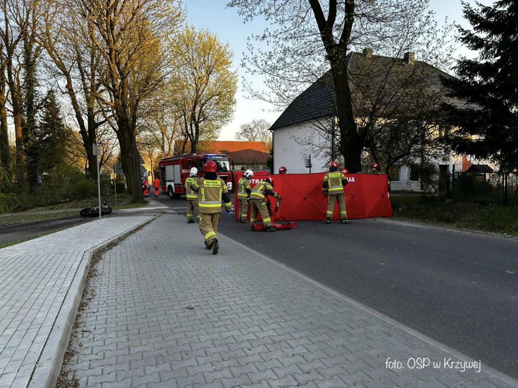 Motocyklista przewrócił się na progu zwalniającym i uderzył w drzewo. 42-latek zginął na miejscu