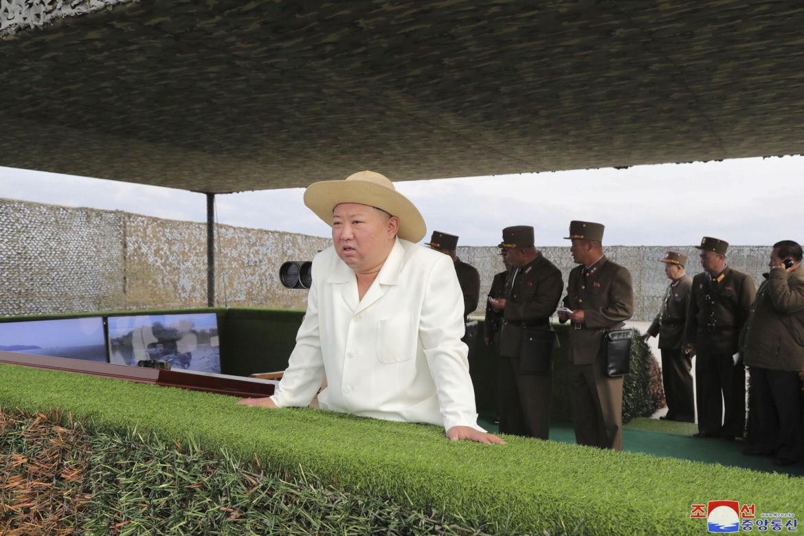  Kim Dzong Un zmienia stylówkę! Drwinom nie ma końca. "Jak influenserka na wakacjach"