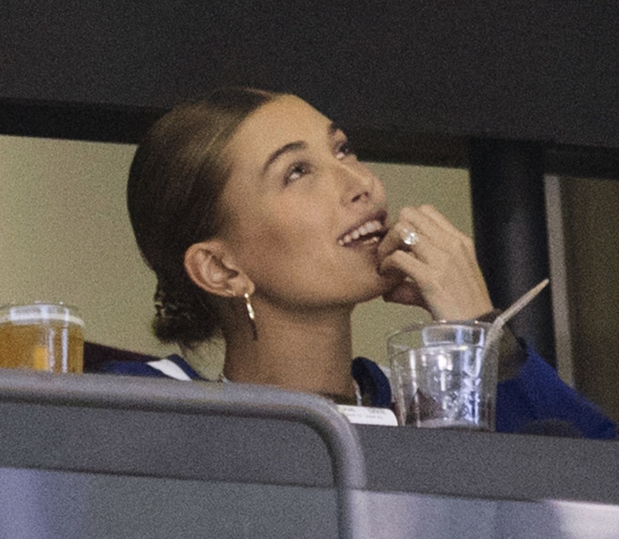 Justin Bieber i Hailey Bieber na meczu hokeja