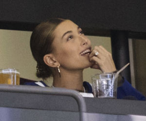 Justin Bieber i Hailey Bieber na meczu hokeja