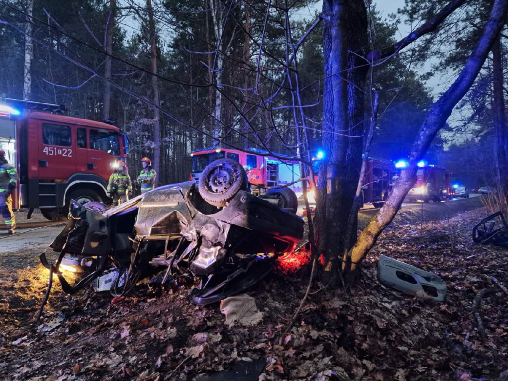 Makabra pod Lipskiem. Renault dachował i roztrzaskał się na drzewie
