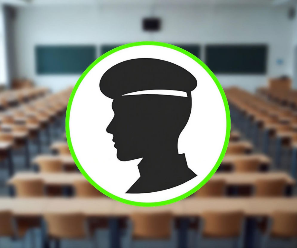 Sylwetka żołnierza w berecie na tle rozmazanej sali wykładowej. O studiach wojskowych czytaj na SE Portal Obronny.