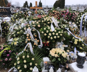 Grób strażaczki Eweliny z Czernikowa utonął we kwiatach.