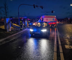 Groźny wypadek na ul. Nowotoruńskiej w Bydgoszczy. Jedna osoba trafiła do szpitala! [ZDJĘCIA]