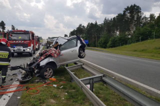 Pomorskie: Koszmarny wypadek na autostradzie A1. Zginął pasażer zmiażdżonej osobówki