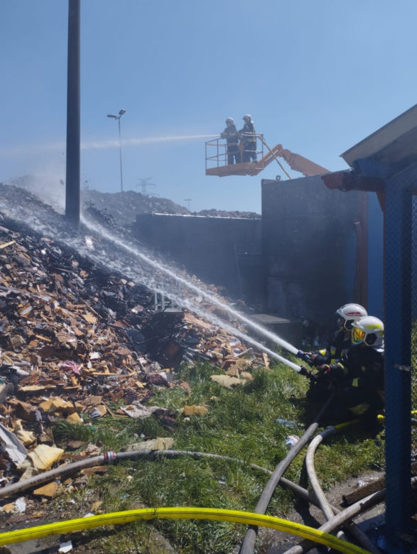 Gigantyczny pożar w Bydgoszczy! Na miejscu kilkanaście zastępów strażaków [ZDJĘCIA]