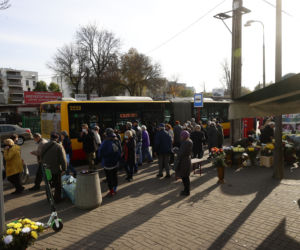 Armagedon pod cmentarzami. Tłumy odwiedzają groby bliskich 