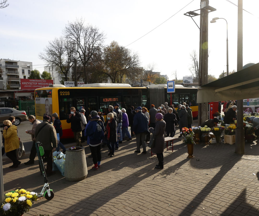 Armagedon pod cmentarzami. Tłumy odwiedzają groby bliskich 