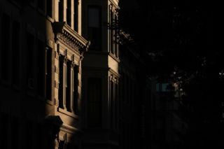 Mieszkańcy Kazimierza walczą o domy. Czy zakon i deweloper wyeksmitują starszych lokatorów?