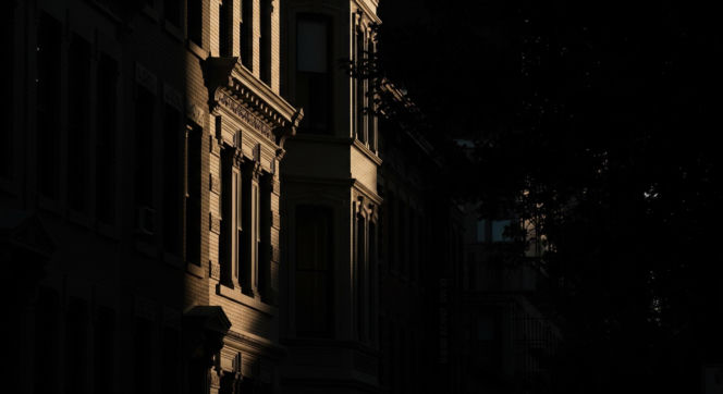 Mieszkańcy Kazimierza walczą o domy. Czy zakon i deweloper wyeksmitują starszych lokatorów?