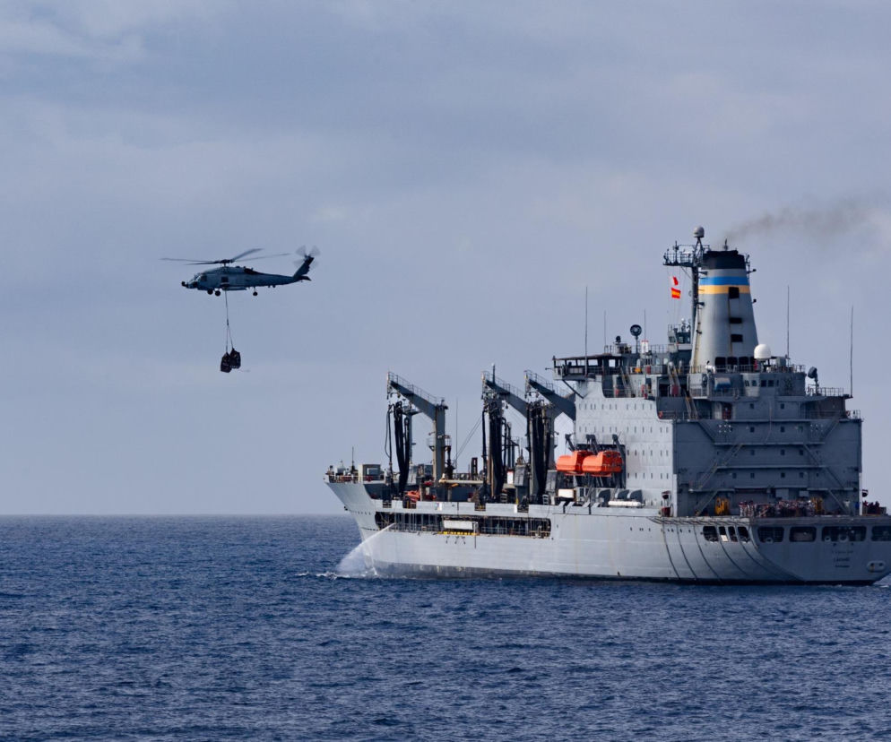 Amerykański cichy kręgosłup potęgi morskiej pęka