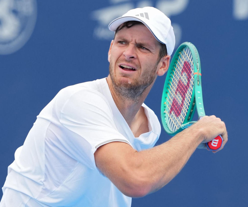 Tenisista Hubert Hurkacz z rakietą na korcie podczas meczu. O turnieju ATP w Bazylei przeczytasz na SE Supersport.
