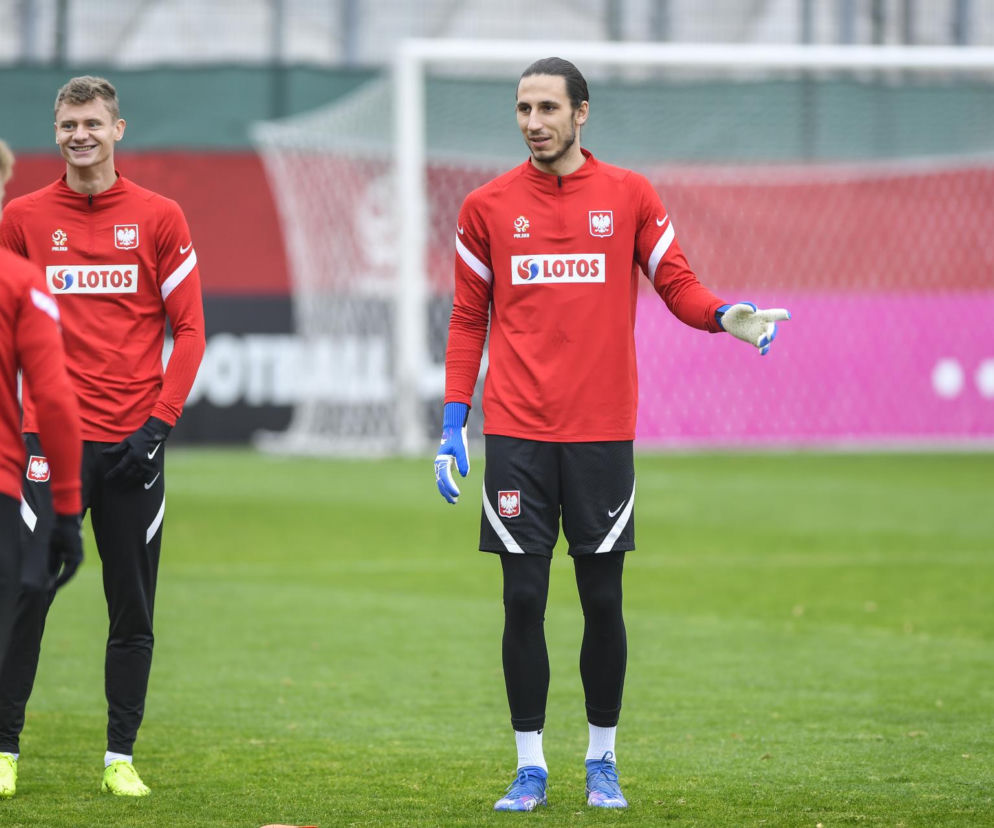 Kamil Grabara w stroju treningowym reprezentacji. O kontuzji bramkarza przeczytasz na SE Supersport.