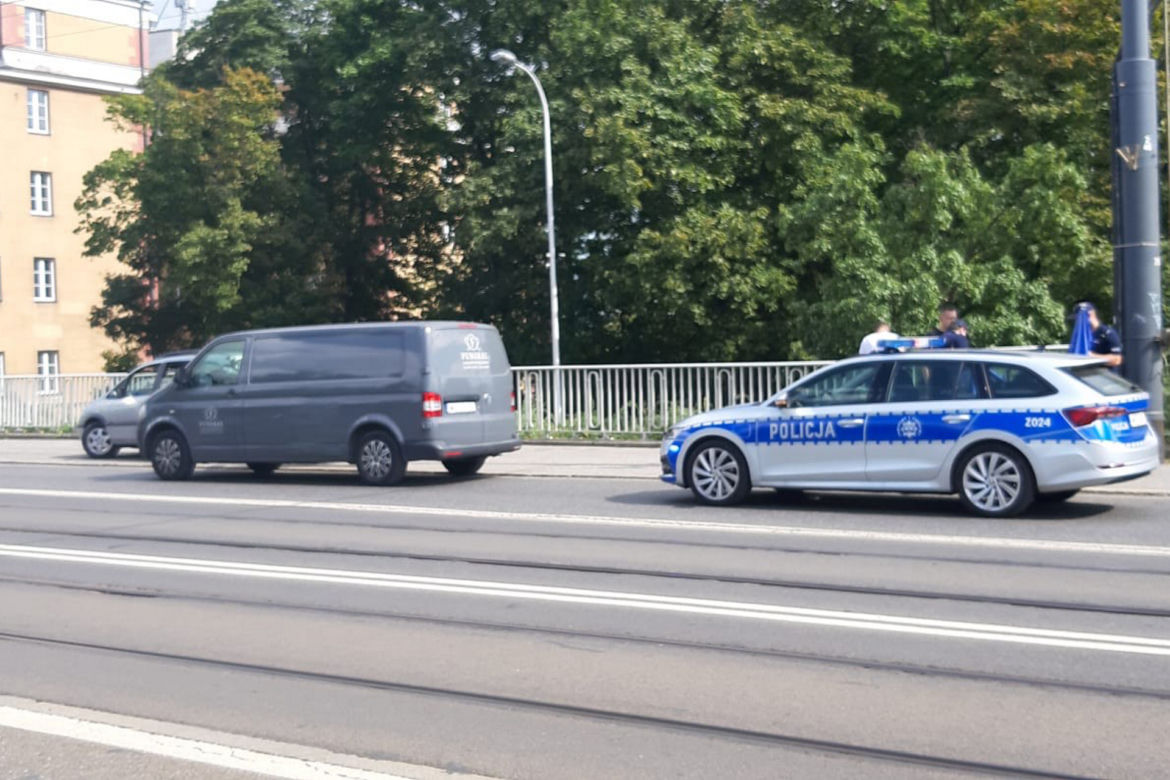 Dramat na trasie W-Z. Pieszy zmarł na chodniku