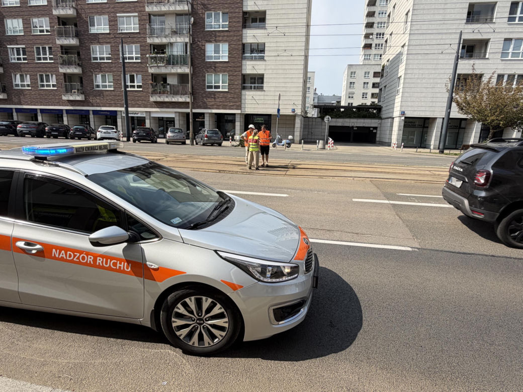 Warszawskie tory tramwajowe w rozsypce! Na ulicy Stawki odpadła betonowa płyta, składy na objazdach