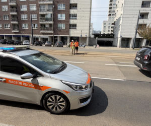 Warszawskie tory tramwajowe w rozsypce! Na ulicy Stawki odpadła betonowa płyta, składy na objazdach