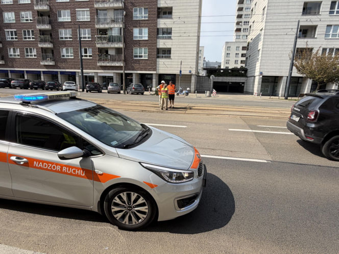 Warszawskie tory tramwajowe w rozsypce! Na ulicy Stawki odpadła betonowa płyta, składy na objazdach