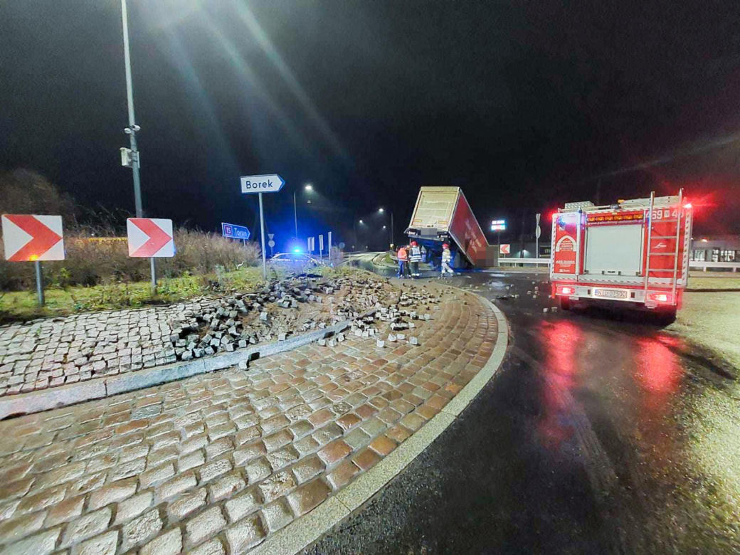 Ciężarówka wjechała do tunelu. Na rondzie kierowcy zakręciło się w głowie