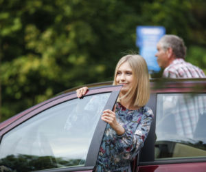 Pierwsza miłość. Ewelina (Magdalena Górska), jej ojciec Roman Kłosek (Lech Dyblik)