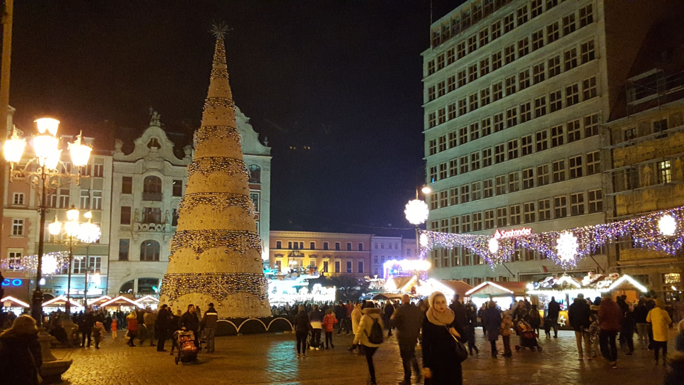 W centrum Wrocławia rozbłysły już świąteczne ozdoby