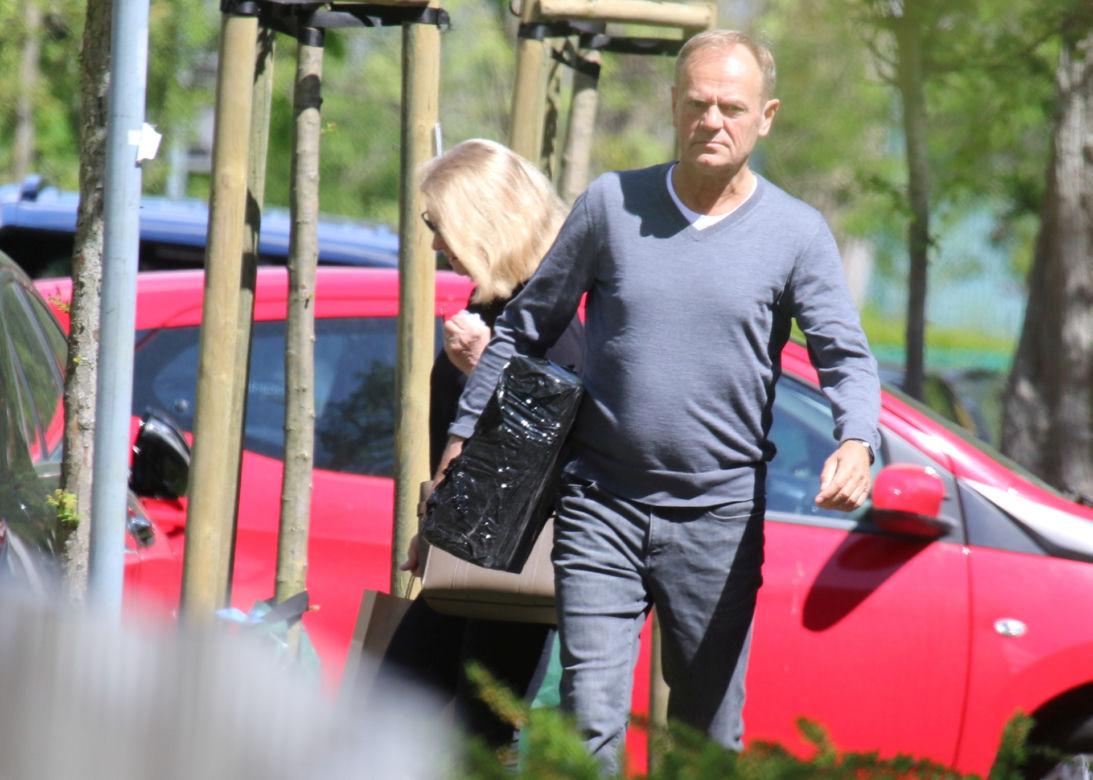 Donald Tusk i tajemnicza przesyłka