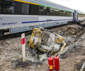 Miejsce katastrofy kolejowej. Pasażerowie opowiedzieli nam, co działo się tuż po zderzeniu z ciężarówką