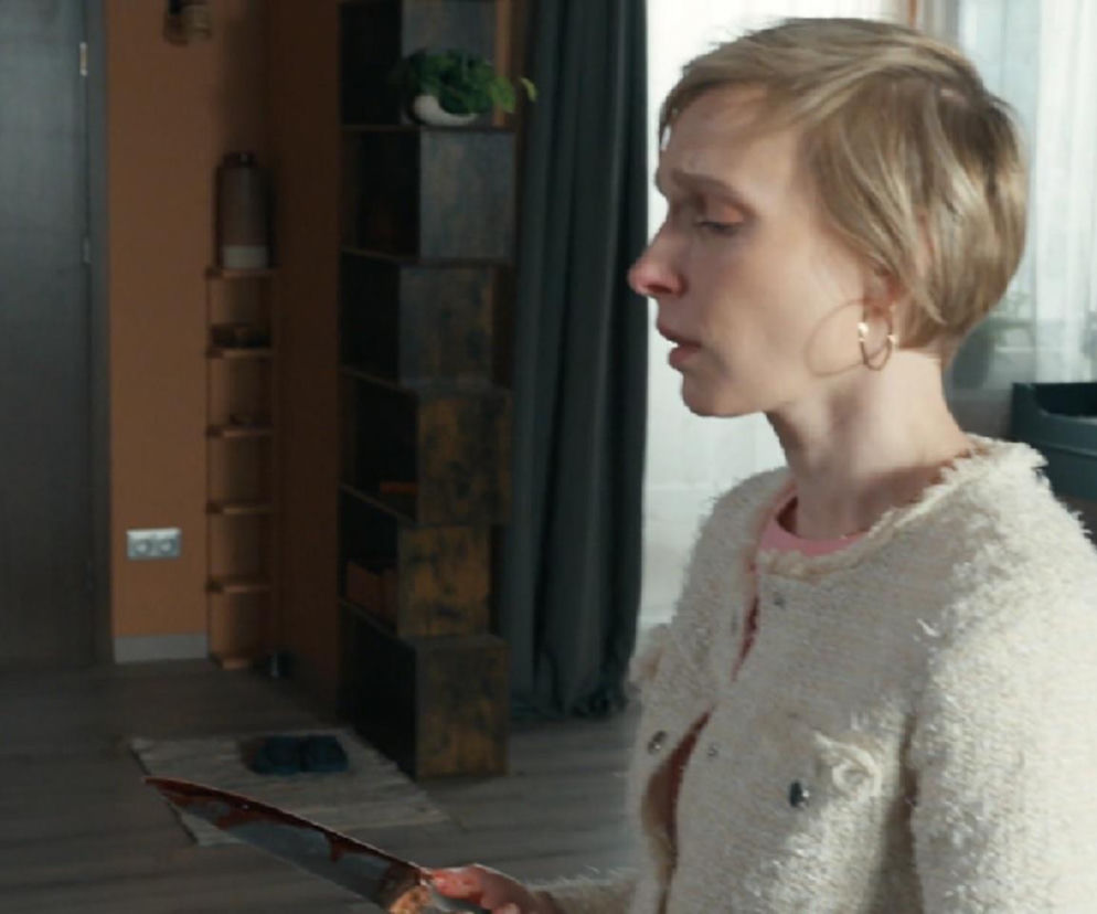 Sonia (Weronika Nockowska) w szoku, trzymająca zakrwawiony nóż, po tragicznej konfrontacji ze Stefaniakiem w mieszkaniu. Scena z serialu Barwy szczęścia ukazuje moment dramatycznej walki. Więcej o losach bohaterów przeczytasz na portalu Super Seriale.