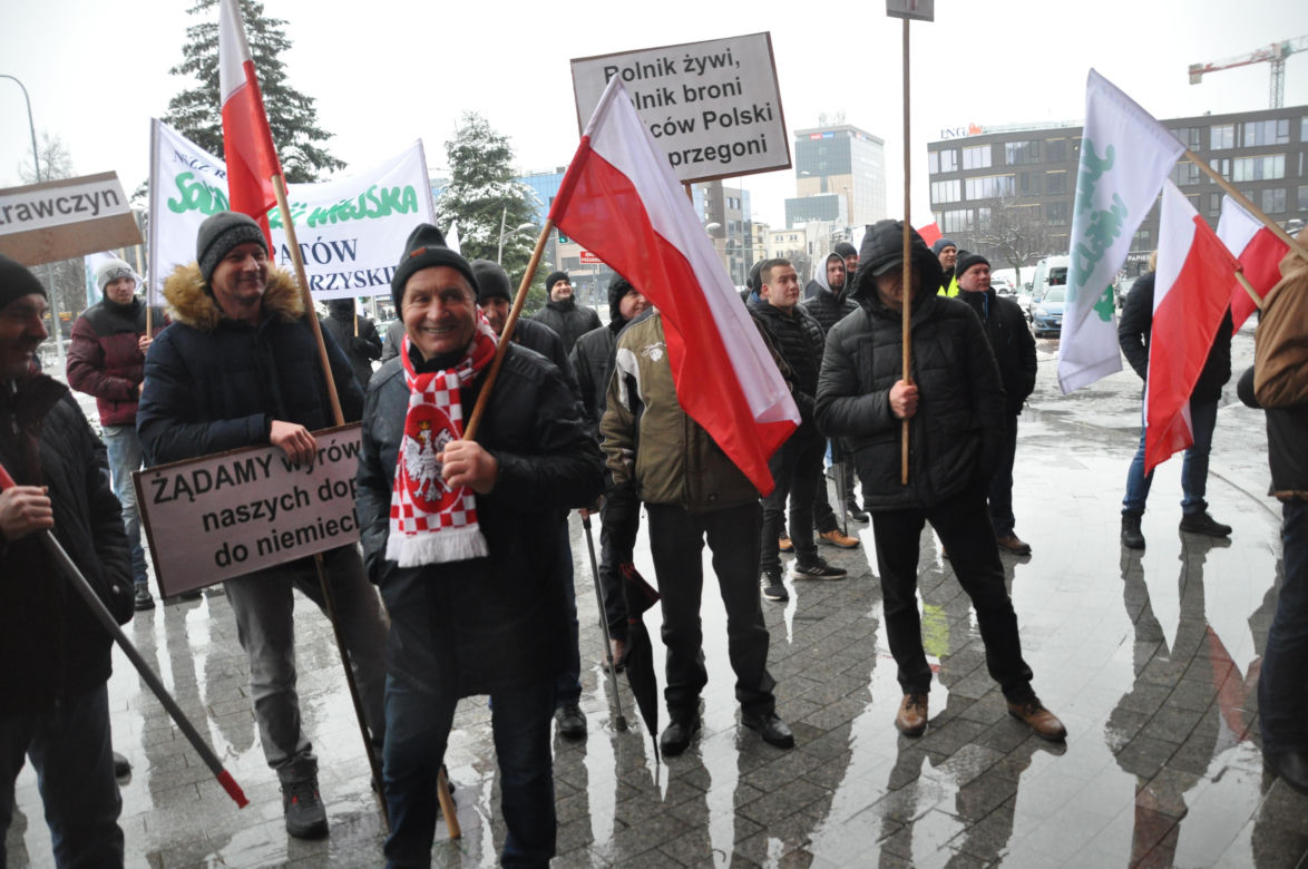 Protest rolników przed Urzędem Wojewódzkim w Kielcach