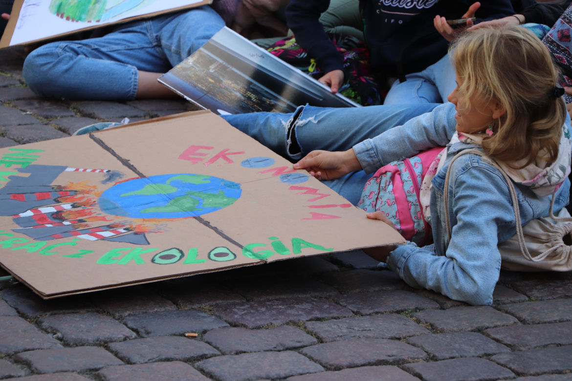 Młodzieżowy Strajk Klimatyczny w Toruniu. Protestowali przeciwko rządowi i korporacjom