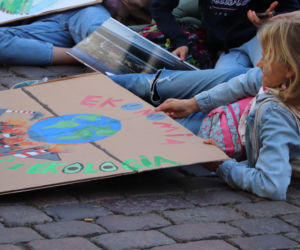 Młodzieżowy Strajk Klimatyczny w Toruniu. Protestowali przeciwko rządowi i korporacjom