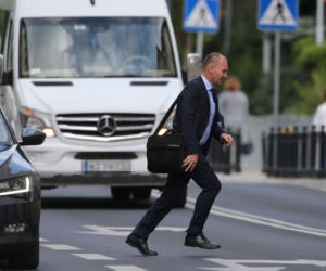Wlepcie im wreszcie mandaty! Wybrańcy narodu nagminnie łamią przepisy pod Sejmem.