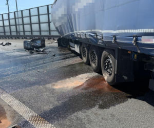 Wypadek na węźle Konotopa. Kierowca uwięziony w cieżąrówce