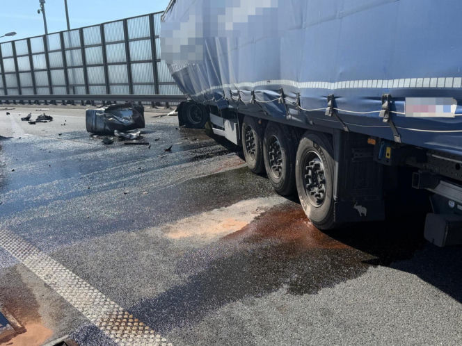 Wypadek na węźle Konotopa. Kierowca uwięziony w cieżąrówce