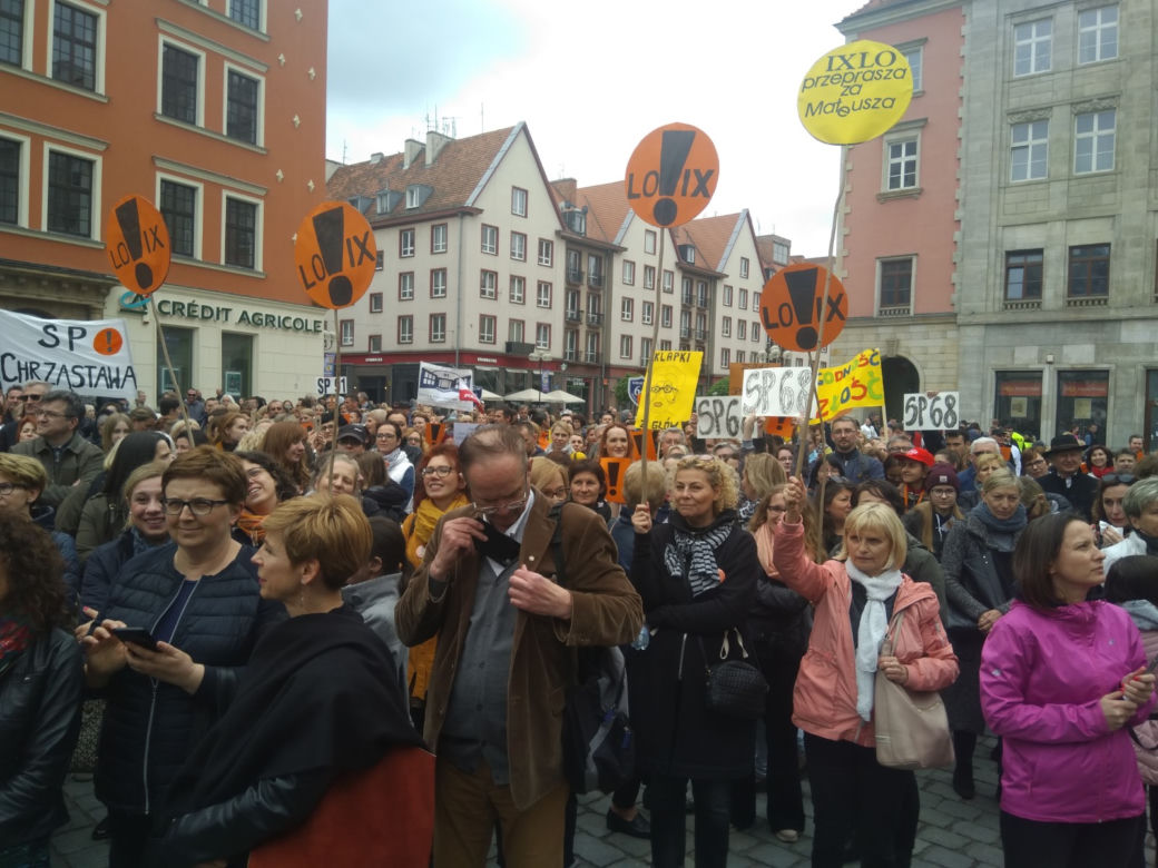Strajk zawieszony, ale nie odpuszczają. Kilkaset osób protestowało pod Pręgierzem