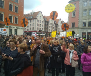 Strajk zawieszony, ale nie odpuszczają. Kilkaset osób protestowało pod Pręgierzem