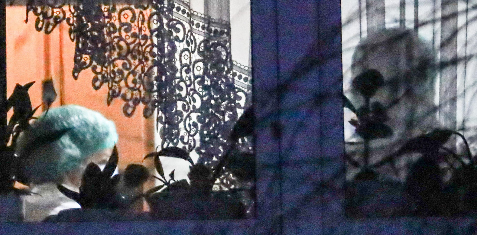 Dwa dni przed tragedią pozowali razem do zdjęcia. Dziś w mieszkaniu przy Bałtyckiej 3 nadal pracują śledczy