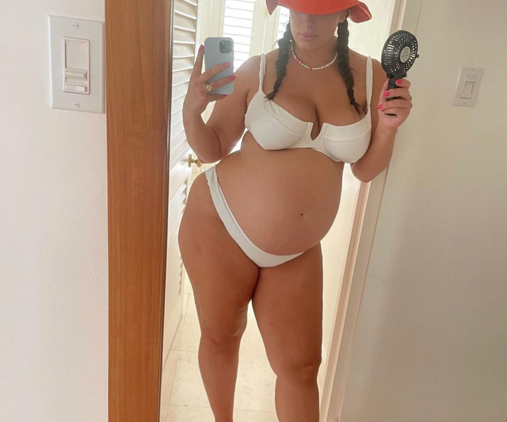 Wow! Ciężarna modelka plus size rysuje na brzuchu swoje dzieci i pozuje NAGO!